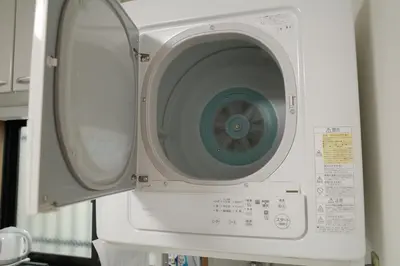 a white washing machine sitting on a shelf at \u5317\u533a\u99d2\u8fbc\u99c5 \u8fd1\u30a2\u30d1\u30fc\u30c8 \u6700\u592710\u540dstay OK in Tokyo