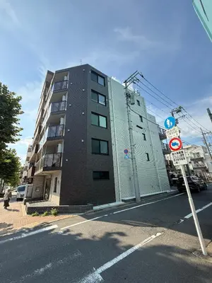 a tall building on the side of a street at \u5bc5\u30db\u30c6\u30eb\u65b0\u6c5f\u53e4\u7530TORA HOTELShinEkoda in Tokyo