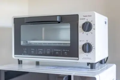 a microwave oven sitting on top of a shelf at \u65b0\u5bbf\u6e0b\u8c37\u8fd1\u304f\u306b\u3042\u308b3\u5bdd\u5ba4105\u5e73\u7c73\u306e\u30a2\u30d1\u30fc\u30c8\u30e1\u30f3\u30c8 in Tokyo