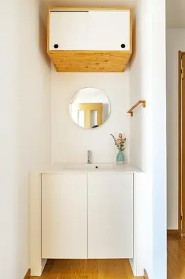 a bathroom with a white sink and a mirror at \u65b0\u5bbf\u6e0b\u8c37\u8fd1\u304f\u306b\u3042\u308b3\u5bdd\u5ba4105\u5e73\u7c73\u306e\u30a2\u30d1\u30fc\u30c8\u30e1\u30f3\u30c8 in Tokyo