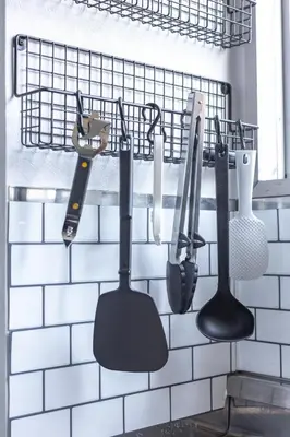 a group of kitchen utensils hanging on a wall at \u65b0\u5bbf\u6e0b\u8c37\u8fd1\u304f\u306b\u3042\u308b3\u5bdd\u5ba4105\u5e73\u7c73\u306e\u30a2\u30d1\u30fc\u30c8\u30e1\u30f3\u30c8 in Tokyo
