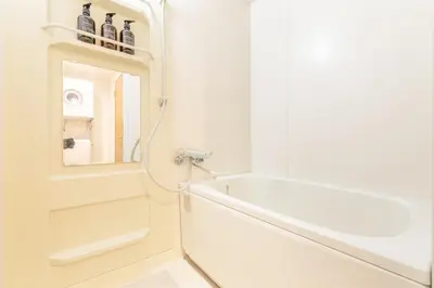 a white bathroom with a tub and a mirror at \u65b0\u5bbf\u6e0b\u8c37\u8fd1\u304f\u306b\u3042\u308b3\u5bdd\u5ba4105\u5e73\u7c73\u306e\u30a2\u30d1\u30fc\u30c8\u30e1\u30f3\u30c8 in Tokyo