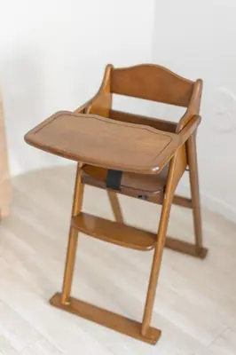 a wooden chair sitting in a room at \u65b0\u5bbf\u6e0b\u8c37\u8fd1\u304f\u306b\u3042\u308b3\u5bdd\u5ba4105\u5e73\u7c73\u306e\u30a2\u30d1\u30fc\u30c8\u30e1\u30f3\u30c8 in Tokyo