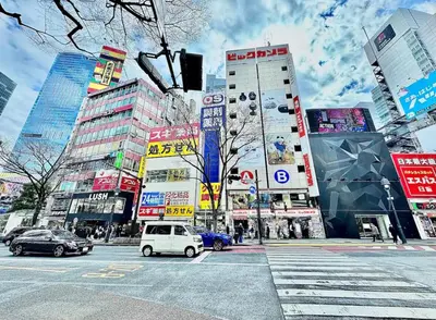 a busy city street with cars and buildings at \u65b0\u5bbf\u6e0b\u8c37\u8fd1\u304f\u306b\u3042\u308b3\u5bdd\u5ba4105\u5e73\u7c73\u306e\u30a2\u30d1\u30fc\u30c8\u30e1\u30f3\u30c8 in Tokyo