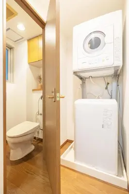 a bathroom with a toilet and a washing machine at \u65b0\u5bbf\u6e0b\u8c37\u8fd1\u304f\u306b\u3042\u308b3\u5bdd\u5ba4105\u5e73\u7c73\u306e\u30a2\u30d1\u30fc\u30c8\u30e1\u30f3\u30c8 in Tokyo