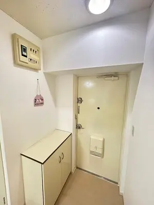 a small kitchen with a counter and a door at Ikebukuro\u4e2d\u5ddd4D-TS0035 in Tokyo