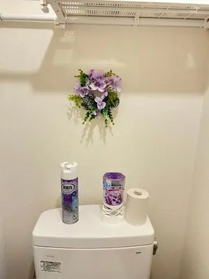 a bathroom with a toilet with flowers on top of it at Ikebukuro\u4e2d\u5ddd4D-TS0035 in Tokyo