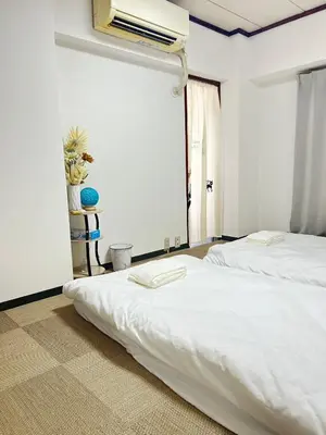 two white beds in a room with a window at Ikebukuro\u4e2d\u5ddd4D-TS0035 in Tokyo