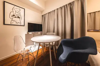 a room with a table and chairs and a tv at \u30ec\u30b8\u30c7\u30f3\u30b7\u30e3\u30eb\u30b9\u30c6\u30fc\u30b8405 in Tokyo