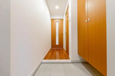 a hallway with wooden floors and a door at \u30ec\u30b8\u30c7\u30f3\u30b7\u30e3\u30eb\u30b9\u30c6\u30fc\u30b8405 in Tokyo