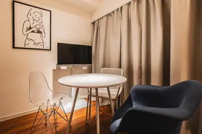 a living room with a table and chairs and a tv at \u30ec\u30b8\u30c7\u30f3\u30b7\u30e3\u30eb\u30b9\u30c6\u30fc\u30b8405 in Tokyo