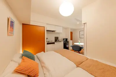 a small bedroom with a bed and a kitchen at \u30ec\u30b8\u30c7\u30f3\u30b7\u30e3\u30eb\u30b9\u30c6\u30fc\u30b8405 in Tokyo