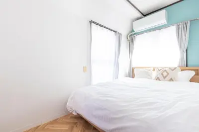 a bedroom with a white bed and a window at Hanna Inn SHIBUYA 501 in Tokyo