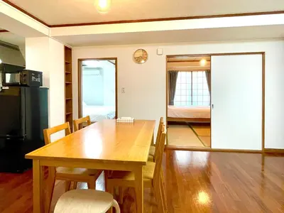 a kitchen and dining room with a wooden table and chairs at \u30a8\u30fc\u30c7\u30eb\u30ef\u30a4\u30b9 Edelweiss in Tokyo