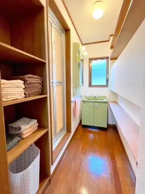a small bathroom with a green cabinet and a window at \u30a8\u30fc\u30c7\u30eb\u30ef\u30a4\u30b9 Edelweiss in Tokyo