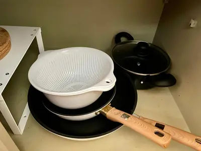 a white strainer sitting on top of some pans at \u30a8\u30fc\u30c7\u30eb\u30ef\u30a4\u30b9 Edelweiss in Tokyo