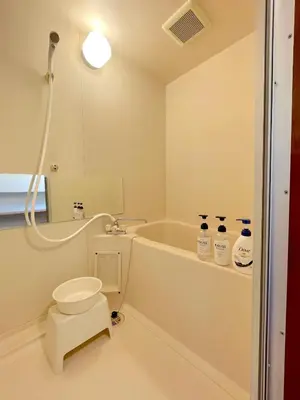 a bathroom with a tub and a toilet and a sink at \u30a8\u30fc\u30c7\u30eb\u30ef\u30a4\u30b9 Edelweiss in Tokyo