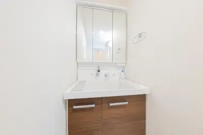 a bathroom with a white sink and a mirror at \u4eac\u6708Kyogetsu in Tokyo
