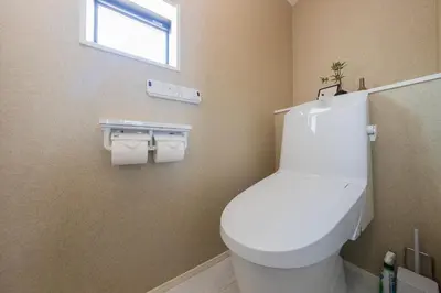 a bathroom with a toilet and a window at \u4eac\u6708Kyogetsu in Tokyo