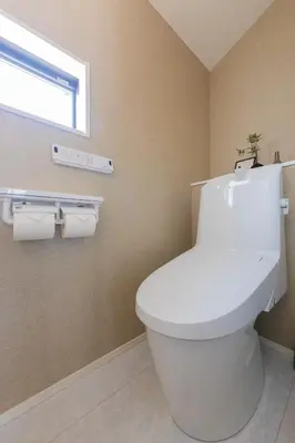 a white toilet in a bathroom with a window at \u4eac\u6708Kyogetsu in Tokyo