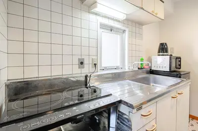 a kitchen with a sink and a stove at \u6771\u771f\u30d3\u30eb2\u968e \u7b39\u585a\u99c5\u304b\u3089\u5f92\u6b694\u5206 in Tokyo