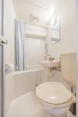 a white bathroom with a toilet and a sink at \u6771\u771f\u30d3\u30eb2\u968e \u7b39\u585a\u99c5\u304b\u3089\u5f92\u6b694\u5206 in Tokyo