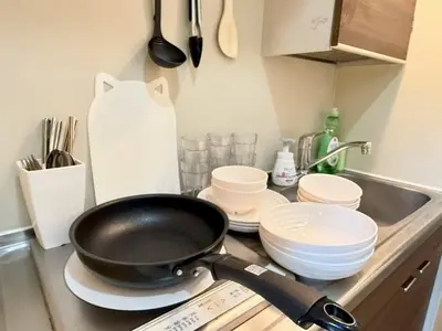 a frying pan sitting on top of a kitchen counter at Ikebukuro IVY House Ao6 in Tokyo