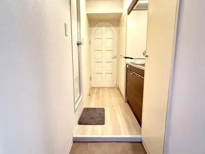 a hallway with a white door and a rug at Ikebukuro Warm\u30cf\u30a6\u30b9306 in Tokyo
