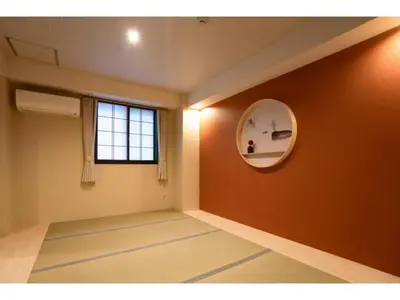 an empty room with a mirror and a window at Tokyo Biyori Hotel - Vacation STAY 07403v in Tokyo