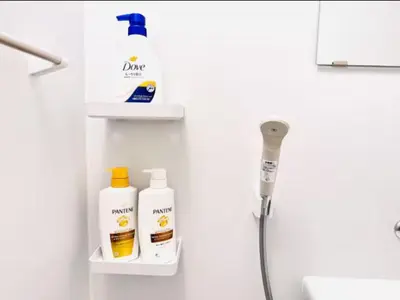 a bathroom with two bottles of toiletries on a wall at \u6751\u4e0a\u7fa9\u7537\u30c7\u30b6\u30a4\u30f3 \u6771\u4eac\u90fd\u5fc3 \u5b8c\u5168\u8cb8\u5207 \u6620\u753b\u5ba4 \u6c60\u888b\u96fb\u8eca6\u5206 \u65b0\u5bbf\u6e0b\u8c37\u76f4\u901a \u30b7\u30e7\u30c3\u30d4\u30f3\u30b0\u306b\u4fbf\u5229 WiFi \u9577\u671fOK WAGAMAMA\u5c0f\u7af9\u5411\u539fTAKA 102\u5ba4 in Tokyo