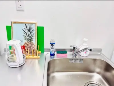 a kitchen counter with a sink and a mirror at \u6771\u4eac\u90fd\u5fc3\u5b8c\u5168\u8cb8\u5207 \u6620\u753b\u5ba4\u6c60\u888b\u96fb\u8eca6\u5206\u65b0\u5bbf\u6e0b\u8c37\u76f4\u901aWiFI \u9577\u671fOK WAGAMAMA\u5c0f\u7af9\u5411\u539fFUJI 101\u5ba4 in Tokyo