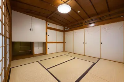 a large room with white cabinets and a ceiling at \u7af9\u5185\u30d3\u30eb301 in Tokyo