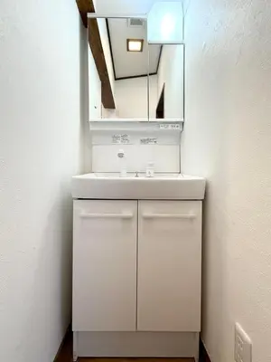 a bathroom with a white sink and a mirror at \u7af9\u5185\u30d3\u30eb301 in Tokyo