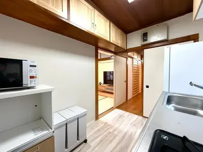 a kitchen with a sink and a microwave at \u7af9\u5185\u30d3\u30eb301 in Tokyo