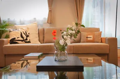 a living room with a couch and a vase of flowers on a table at Tomo House Yotsuya-Sanchome 201 - from 6 minutes station \u56db\u8c37\u4e09\u4e01\u76ee 201 \u99c5\u304b\u3089\u5f92\u6b696\u5206 in Tokyo