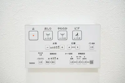 a white switch on a wall with writing on it at Tomo House Yotsuya-Sanchome 201 - from 6 minutes station \u56db\u8c37\u4e09\u4e01\u76ee 201 \u99c5\u304b\u3089\u5f92\u6b696\u5206 in Tokyo