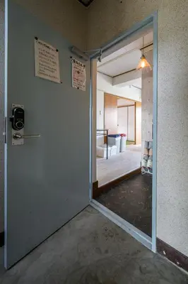 an open door to a room with a kitchen at \u4e94\u53cd\u91ce in Tokyo