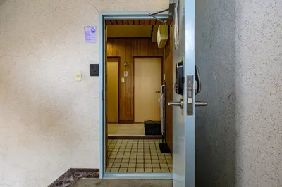 an open door to a room with a hallway at \u4e94\u53cd\u91ce in Tokyo