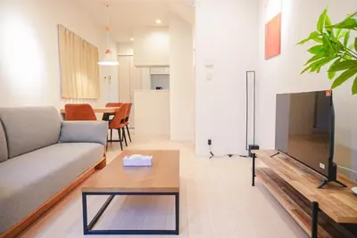 a living room with a couch and a table at japan House\u30b9\u30ab\u30a4\u30c4\u30ea\u30fc\u99c5\u5f92\u6b695\u5206\u30f4\u30a3\u30e9\u8cb8\u5207 2\u53f7\u9928 in Tokyo