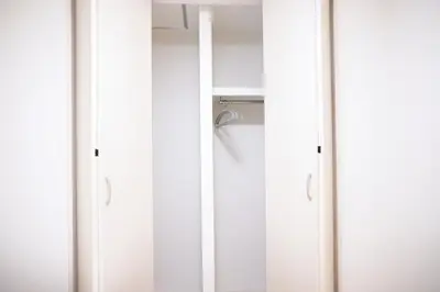 a white closet with white doors and a drawer at japan House\u30b9\u30ab\u30a4\u30c4\u30ea\u30fc\u99c5\u5f92\u6b695\u5206\u30f4\u30a3\u30e9\u8cb8\u5207 2\u53f7\u9928 in Tokyo