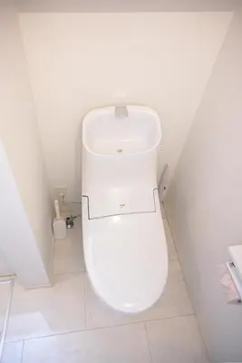 a bathroom with a white toilet in a room at japan House\u30b9\u30ab\u30a4\u30c4\u30ea\u30fc\u99c5\u5f92\u6b695\u5206\u30f4\u30a3\u30e9\u8cb8\u5207 2\u53f7\u9928 in Tokyo