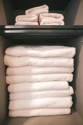 a closet with white towels on a shelf at japan House\u30b9\u30ab\u30a4\u30c4\u30ea\u30fc\u99c5\u5f92\u6b695\u5206\u30f4\u30a3\u30e9\u8cb8\u5207 2\u53f7\u9928 in Tokyo