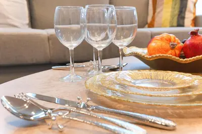 a table with wine glasses and a bowl of fruit at Tomo House Yotsuya-Sanchome 301 - from 6 minutes station \u56db\u8c37\u4e09\u4e01\u76ee 301 \u99c5\u304b\u3089\u5f92\u6b696\u5206 in Tokyo