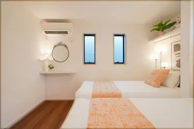 a bedroom with two beds and a mirror at Tomo House Yotsuya-Sanchome 301 - from 6 minutes station \u56db\u8c37\u4e09\u4e01\u76ee 301 \u99c5\u304b\u3089\u5f92\u6b696\u5206 in Tokyo