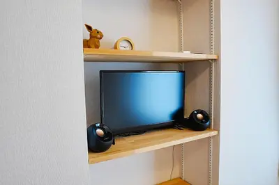 a television sitting on a shelf in a room at Tomo House Otsuka - from 6 minutes station \u5927\u585a \u99c5\u304b\u3089\u5f92\u6b696\u5206 in Tokyo