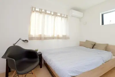 a bedroom with a bed and a desk and a chair at \u4e09\u7530\u7dda\u897f\u5de3\u9d28\u99c5\u5f92\u6b692\u5206 \u6238\u5efa\u3066 4LDK \u6c60\u888b13\u5206 2 min to Nishisugamo station 30 min to Shibuya 4LDK in Tokyo
