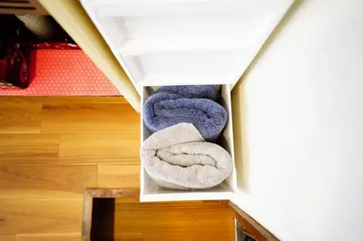 a closet with two towels in a room at Tomo House \u897f\u65b0\u5bbf\u4e94\u4e01\u76ee\u30a2\u30d1\u30fc\u30c8 303 in Tokyo