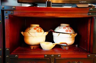 three vases sitting on a shelf in an oven at Tomo House \u897f\u65b0\u5bbf\u4e94\u4e01\u76ee\u30a2\u30d1\u30fc\u30c8 303 in Tokyo