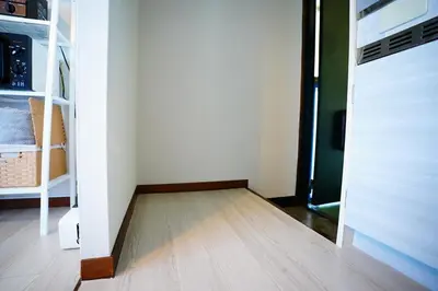 an empty room with a wooden floor and a closet at Tomo House \u897f\u65b0\u5bbf\u4e94\u4e01\u76ee\u30a2\u30d1\u30fc\u30c8 301 in Tokyo