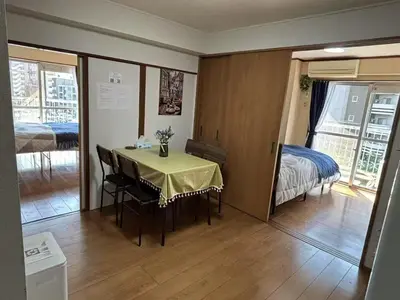 a small room with a table and a bed at Jr\u5c71\u624b\u7ebf\u5927\u585a\u7ad9\u6b65\u884c2\u5206\u949f \u6771\u5357\u793e3\u53f7 in Tokyo